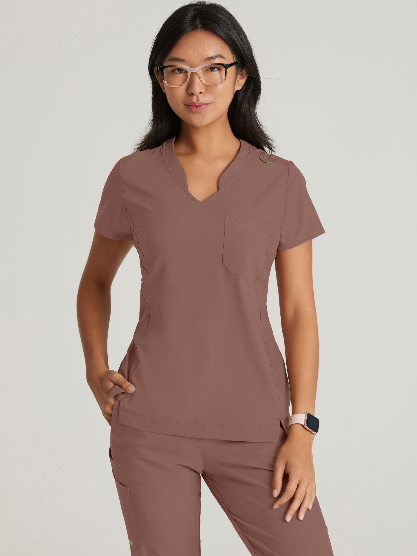 Grey’s Anatomy™ Scrubs Evolve Sway Mujer Driftwood