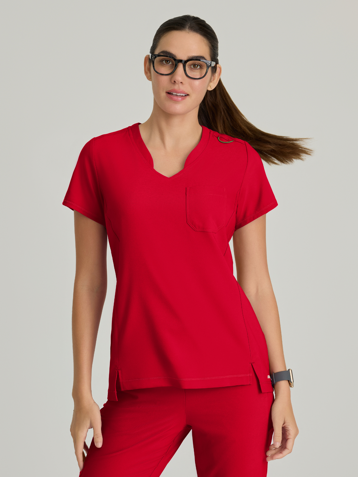 Grey’s Anatomy™ Scrubs Evolve Rhythm Mujer True Red