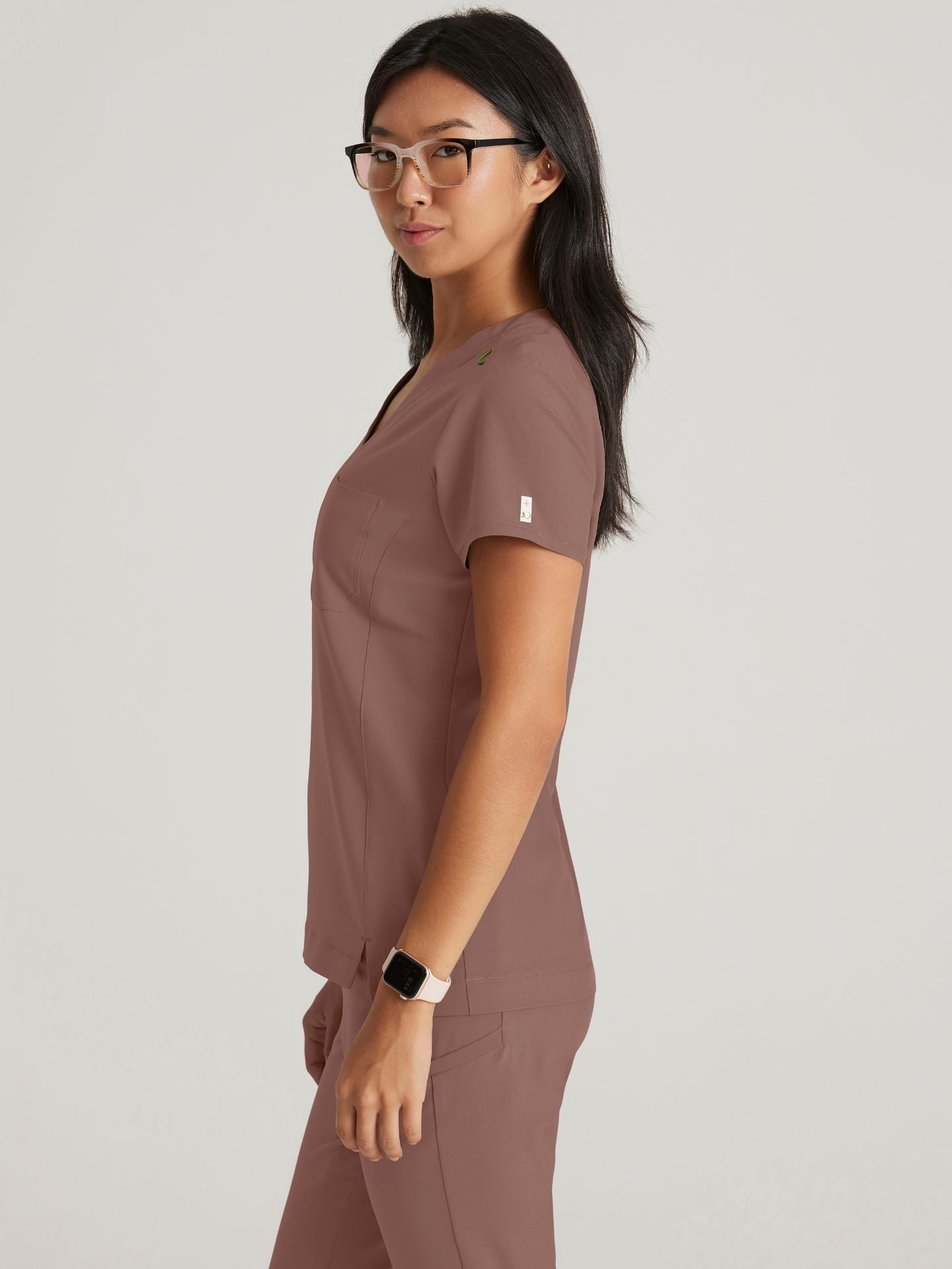 Grey’s Anatomy™ Scrubs Evolve Sway Mujer Driftwood