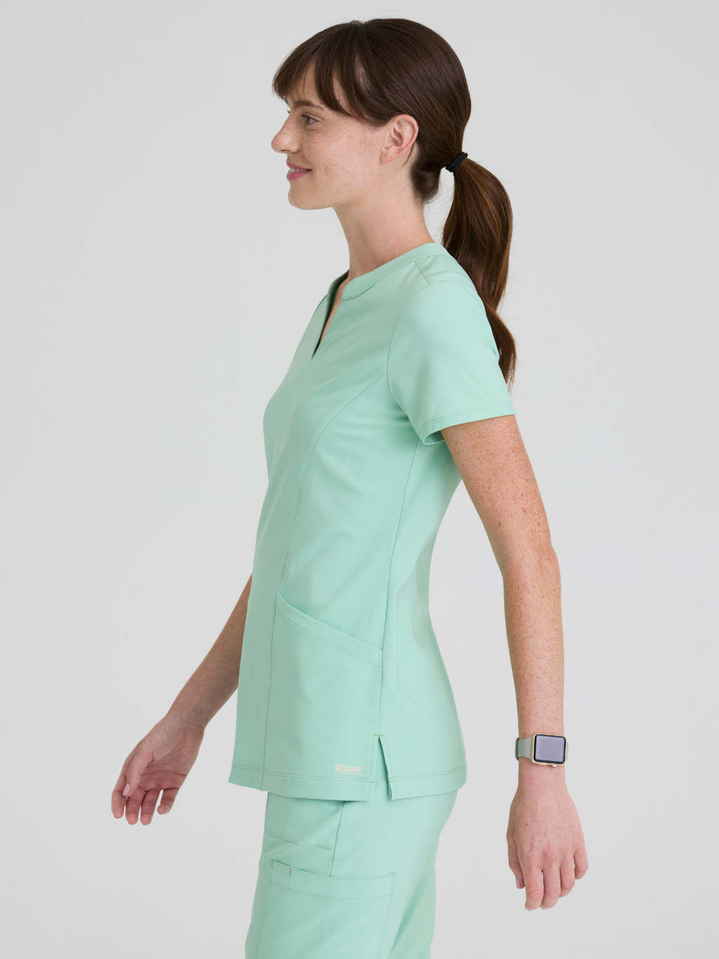 Grey’s Anatomy™ Scrubs Sky Flare Mujer Soft Melon