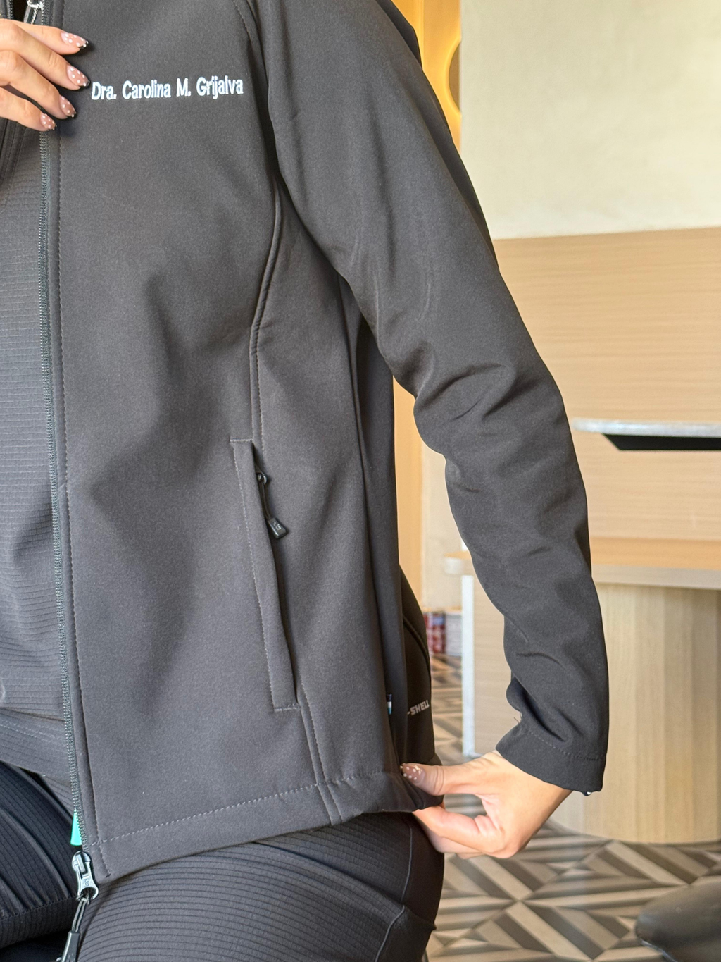 Scrub Jacket Black Mujer + Bordado gratis de nombre y especialidad