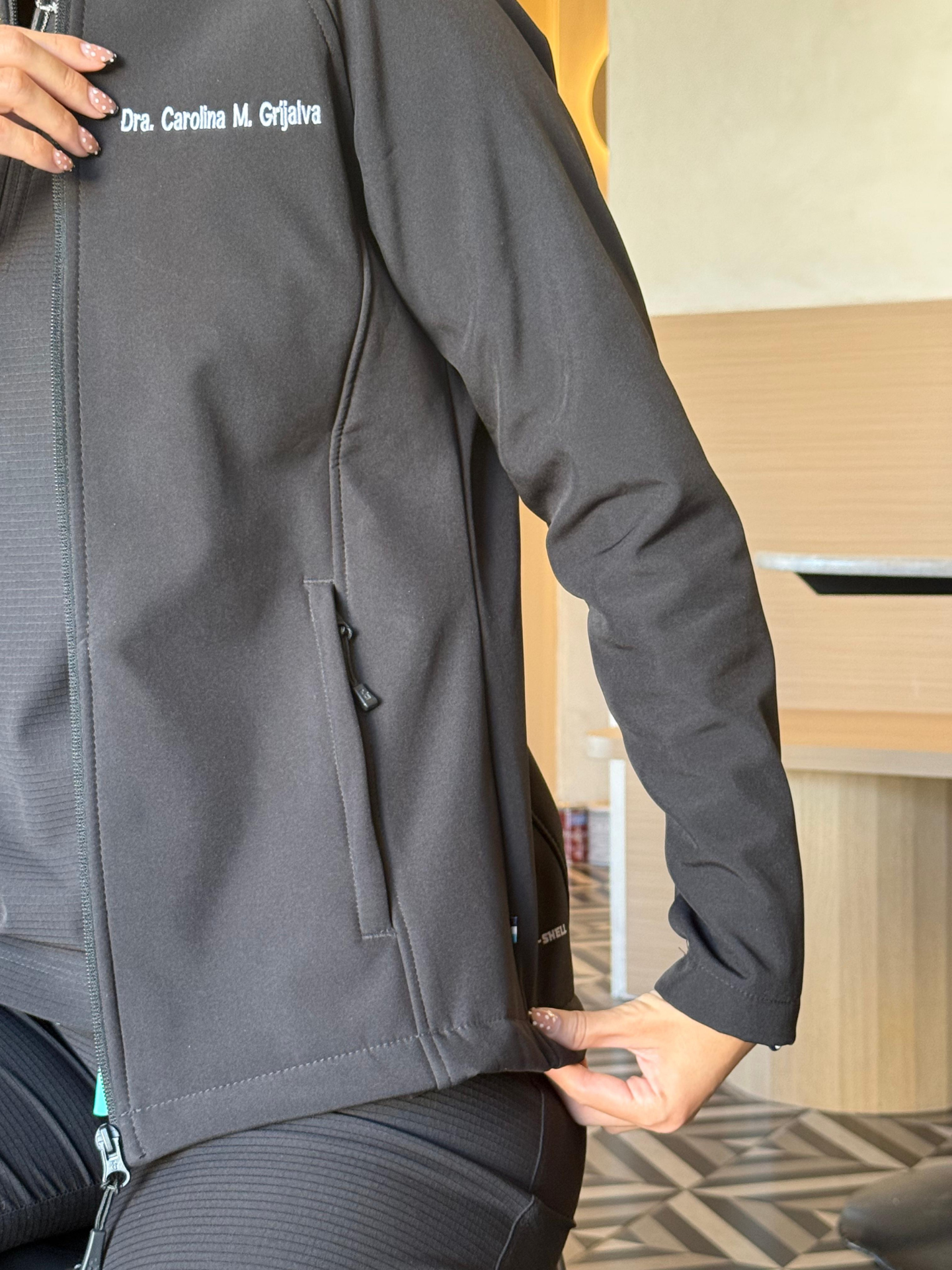 Scrub Jacket Black Mujer + Bordado gratis de nombre y especialidad