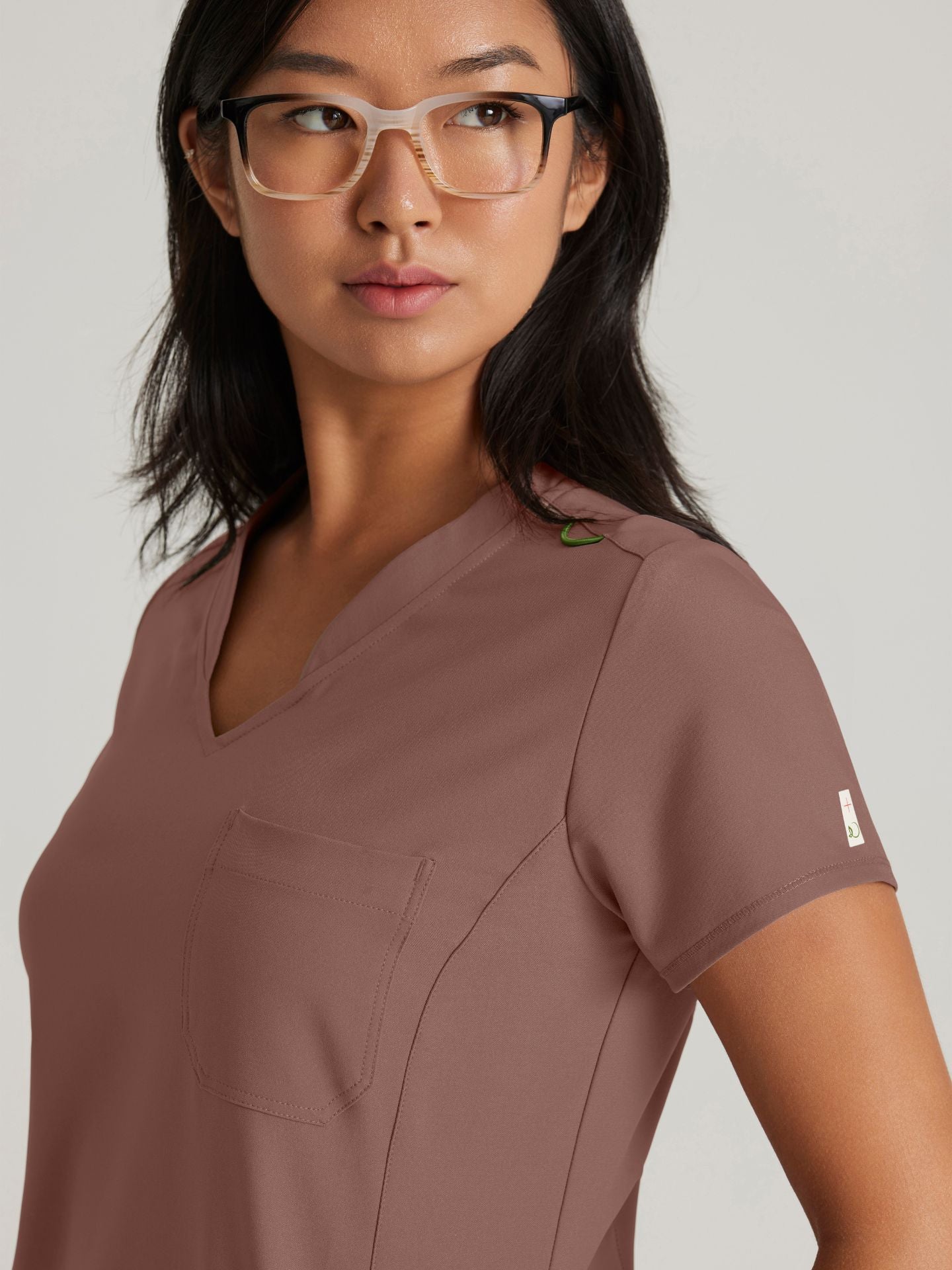 Grey’s Anatomy™ Scrubs Evolve Sway Mujer Driftwood