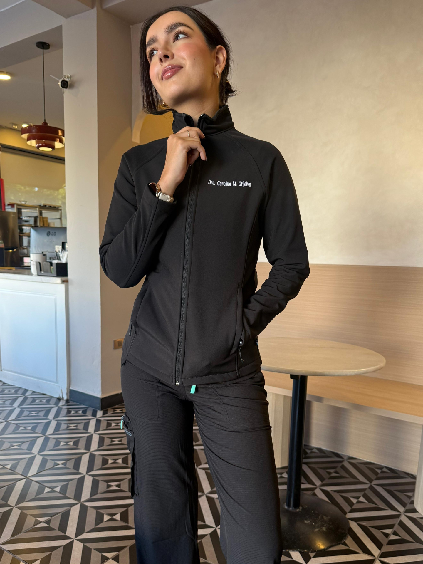 Scrub Jacket Black Mujer + Bordado gratis de nombre y especialidad