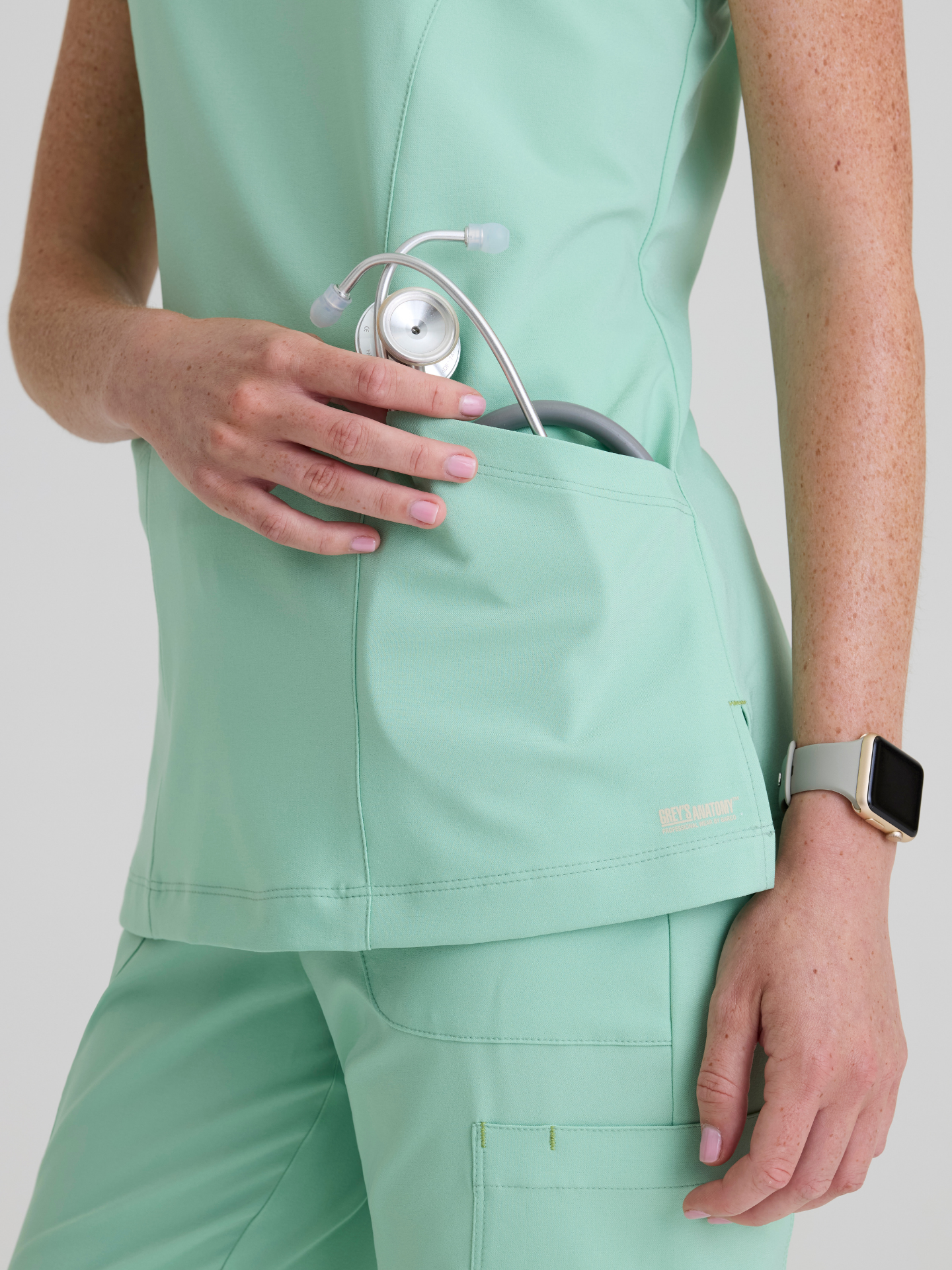 Grey’s Anatomy™ Scrubs Sky Flare Mujer Soft Melon
