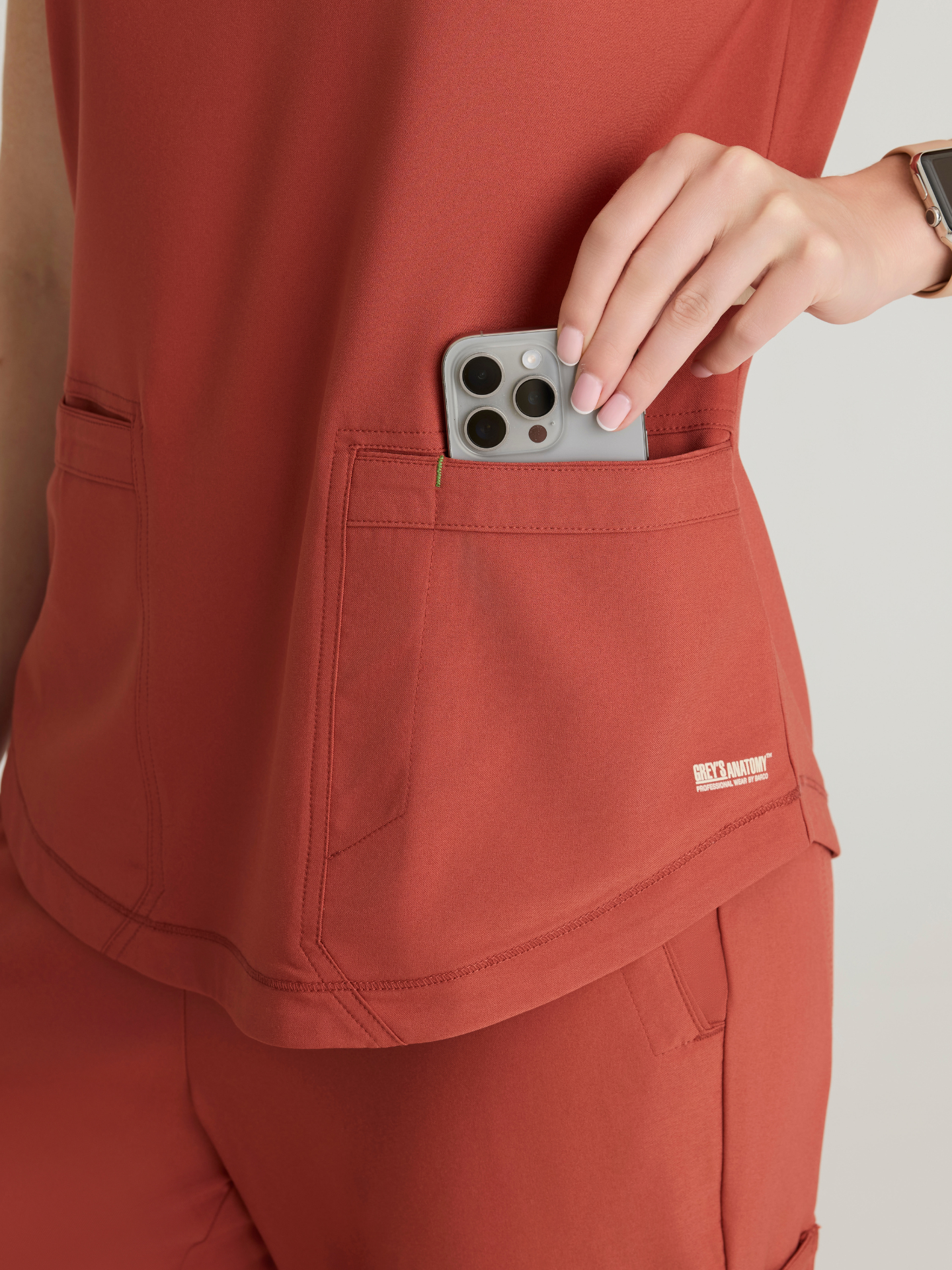 Grey’s Anatomy™ Scrubs Evolve Rhythm Mujer Sedona