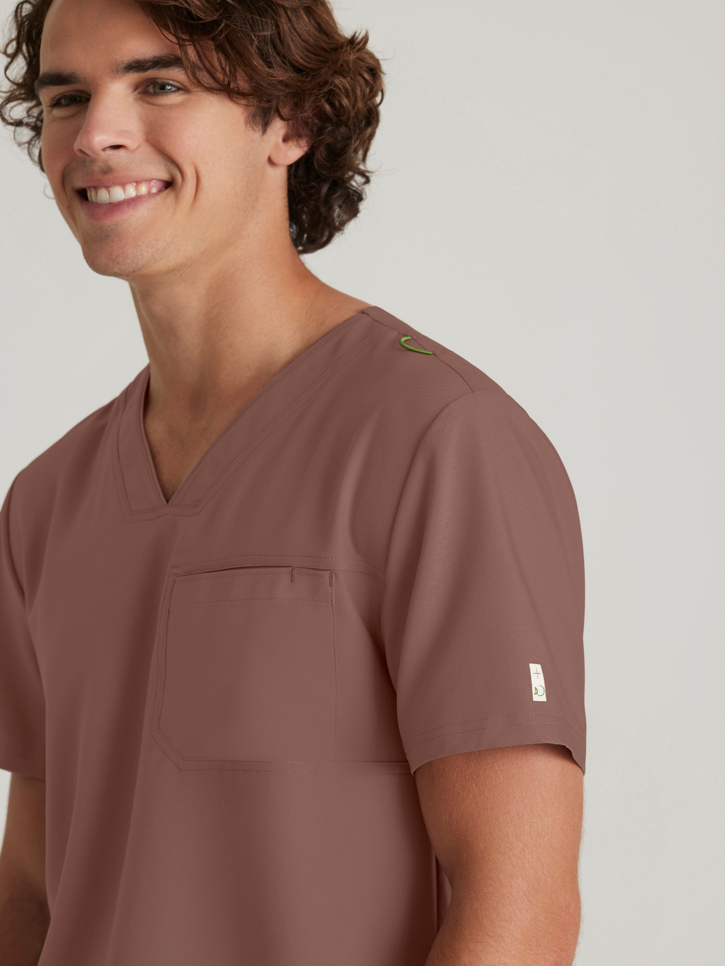 Grey’s Anatomy™ Scrubs Evolve Hombre Driftwood