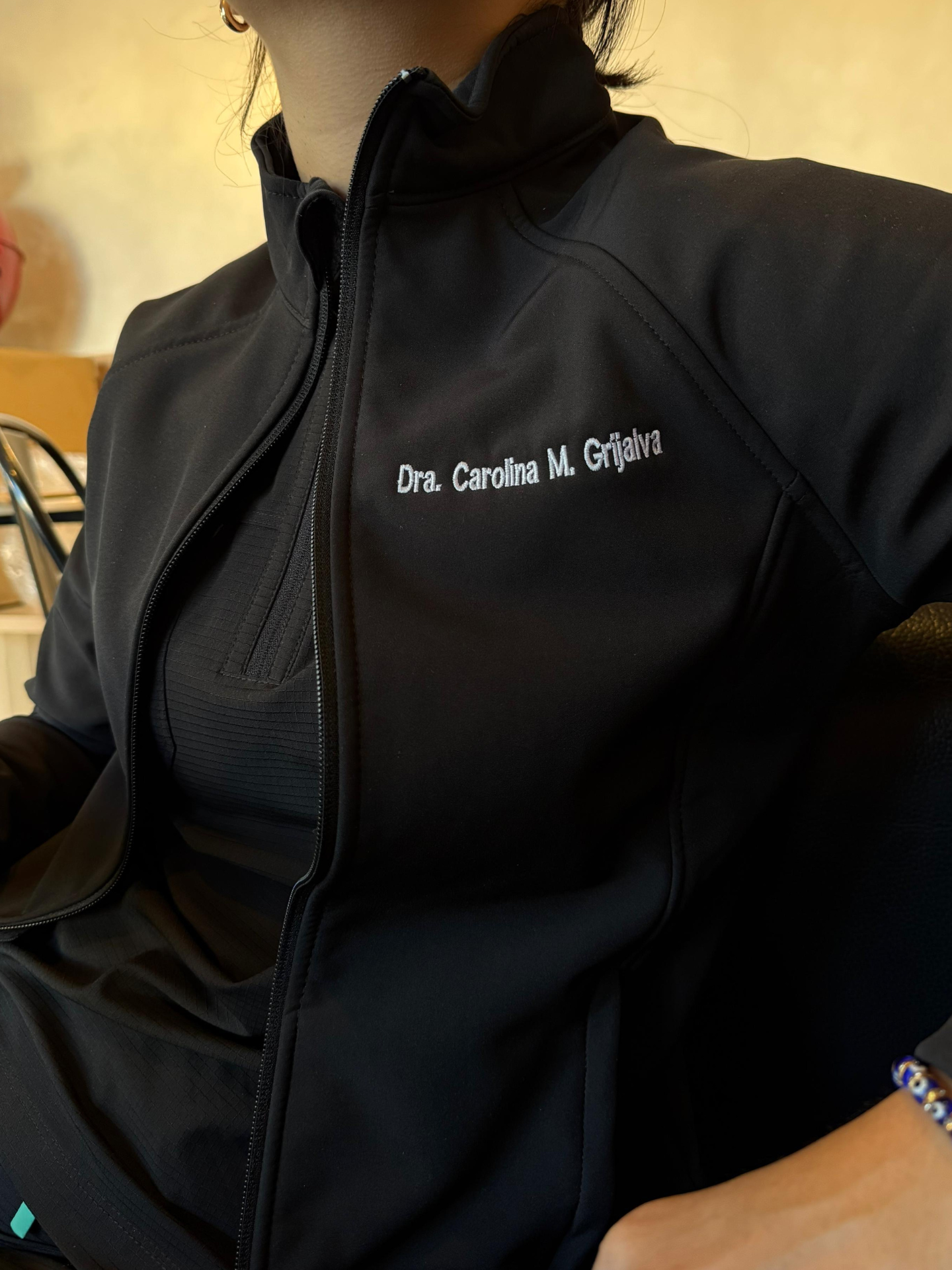 Scrub Jacket Black Mujer + Bordado gratis de nombre y especialidad