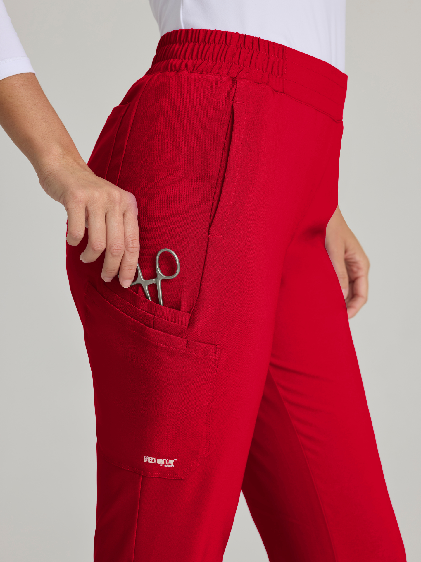 Grey’s Anatomy™ Scrubs Evolve Rhythm Mujer True Red